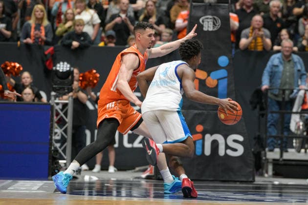 easyCredit Basketball Bundesliga, 33 Matchday, Niners Chemnitz Frankfurt Skyliners 07 05 2026 from 18 30 h Chemnitz, Chemnitz Arena In photo Yordan Minchev 91 , Nahieme Alleyne 4 easyCredit Basketball Bundesliga, 33 Matchday, Niners Chemnitz Frankfurt Skyliners Chemnitz Saxony Germany Copyright: xEHLxMedia MichelxKöhlerx 20260705-Niners Chemnitz-Frankfurt Skyliners_098