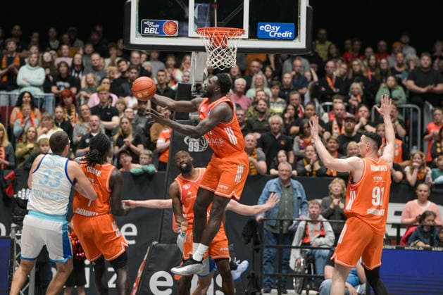 easyCredit Basketball Bundesliga, Matchday 33, Niners Chemnitz Frankfurt Skyliners 07 05 2026 from 18 30 h Chemnitz, Chemnitz Arena In the photo Ryan Hawkins 33 , Aher Uguak 1 , Amadou Sow 12 easyCredit Basketball Bundesliga, Matchday 33, Niners Chemnitz Frankfurt Skyliners Chemnitz Saxony Germany Copyright: xEHLxMedia MichelxKöhlerx 20260705-Niners Chemnitz-Frankfurt Skyliners_099