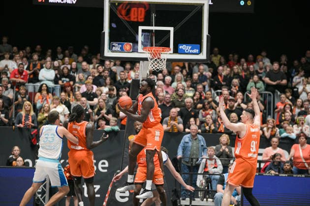 easyCredit Basketball Bundesliga, Matchday 33, Niners Chemnitz Frankfurt Skyliners 07 05 2026 from 18 30 h Chemnitz, Chemnitz Arena In the photo Ryan Hawkins 33 , Aher Uguak 1 , Amadou Sow 12 easyCredit Basketball Bundesliga, Matchday 33, Niners Chemnitz Frankfurt Skyliners Chemnitz Saxony Germany Copyright: xEHLxMedia MichelxKöhlerx 20260705-Niners Chemnitz-Frankfurt Skyliners_100