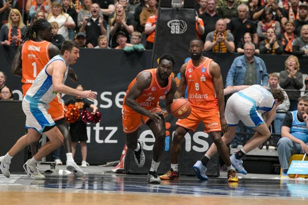 easyCredit Basketball Bundesliga, Matchday 33, Niners Chemnitz Frankfurt Skyliners 07 05 2026 from 18 30 h Chemnitz, Chemnitz Arena In the photo Ryan Hawkins 33 , Aher Uguak 1 , Amadou Sow 12 easyCredit Basketball Bundesliga, Matchday 33, Niners Chemnitz Frankfurt Skyliners Chemnitz Saxony Germany Copyright: xEHLxMedia MichelxKöhlerx 20260705-Niners Chemnitz-Frankfurt Skyliners_102
