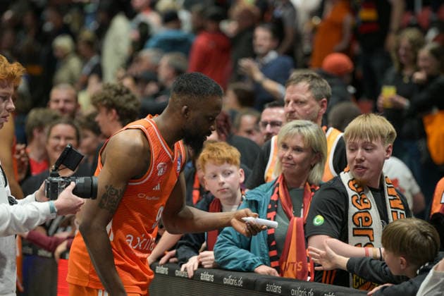 easyCredit Basketball Bundesliga, 33 Spieltag, Niners Chemnitz Frankfurt Skyliners 07 05 2026 ab 18 30 Uhr Chemnitz, Chemnitz Arena Im Foto John Newman III 9 , Fan Unterschrift easyCredit Basketball Bundesliga, 33 Spieltag, Niners Chemnitz Frankfurt Skyliners Chemnitz Sachsen Germany Copyright: xEHLxMedia MichelxKöhlerx 20260705-Niners Chemnitz-Frankfurt Skyliners_110