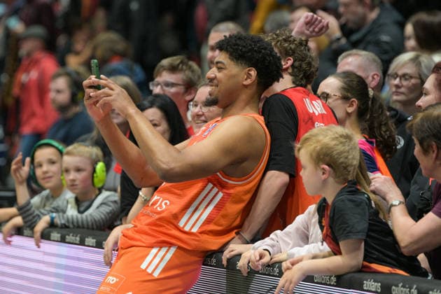 easyCredit Basketball Bundesliga, Matchday 33, Niners Chemnitz Frankfurt Skyliners 07 05 2026 from 18 30 hrs Chemnitz, Chemnitz Arena In the photo selfie with the fans Kostja Mushidi 11 easyCredit Basketball Bundesliga, Matchday 33, Niners Chemnitz Frankfurt Skyliners Chemnitz Saxony Germany Copyright: xEHLxMedia MichelxKöhlerx 20260705-Niners Chemnitz-Frankfurt Skyliners_114