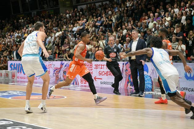 easyCredit Basketball Bundesliga, Matchday 33, Niners Chemnitz Frankfurt Skyliners 07 05 2026 from 18 30 h Chemnitz, Chemnitz Arena In the photo Ryan Hawkins 33 , Eric Washington 33 , Isaiah Swope 1 easyCredit Basketball Bundesliga, Matchday 33, Niners Chemnitz Frankfurt Skyliners Chemnitz Saxony Germany Copyright: xEHLxMedia MichelxKöhlerx 20260705-Niners Chemnitz-Frankfurt Skyliners_152