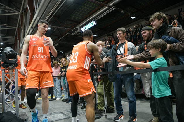 easyCredit Basketball Bundesliga, Matchday 33, Niners Chemnitz Frankfurt Skyliners 07 05 2026 from 18 30 h Chemnitz, Chemnitz Arena In the photo Yordan Minchev 91 , Eric Washington 33 Clapping with fans easyCredit Basketball Bundesliga, Matchday 33, Niners Chemnitz Frankfurt Skyliners Chemnitz Saxony Germany Copyright: xEHLxMedia MichelxKöhlerx 20260705-Niners Chemnitz-Frankfurt Skyliners_177