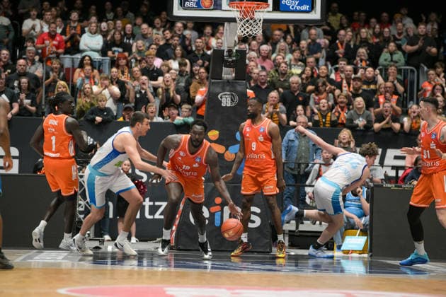 easyCredit Basketball Bundesliga, Matchday 33, Niners Chemnitz Frankfurt Skyliners 07 05 2026 from 18 30 h Chemnitz, Chemnitz Arena In the photo Ryan Hawkins 33 , Aher Uguak 1 , Amadou Sow 12 easyCredit Basketball Bundesliga, Matchday 33, Niners Chemnitz Frankfurt Skyliners Chemnitz Saxony Germany Copyright: xEHLxMedia MichelxKöhlerx 20260705-Niners Chemnitz-Frankfurt Skyliners_103