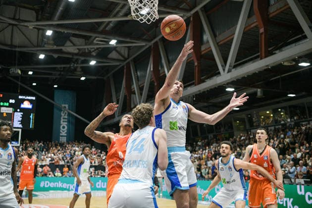 easyCredit Basketball Bundesliga, Matchday 33, Niners Chemnitz Frankfurt Skyliners 07 05 2026 from 18 30 h Chemnitz, Chemnitz Arena In photo Kevin Yebo 0 , Ivan Crnjac 14 easyCredit Basketball Bundesliga, Matchday 33, Niners Chemnitz Frankfurt Skyliners Chemnitz Saxony Germany Copyright: xEHLxMedia MichelxKöhlerx 20260705-Niners Chemnitz-Frankfurt Skyliners_126