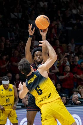 Rytas Vilnius v La Laguna Tenerife - Basketball Champions League Final Four Semifinal Jerrick Harding shoots under pressure from Bruno Fitipaldo during the semifinal of the Basketball Champions League Final Four between Rytas Vilnius and Laguna Tenerife in Badalona, Spain, on May 7, 2026. Barcelona Spain  Copyright: xLeonardoxGerzonx originalFilename:gerzon-notitle260507_npNaS.jpg