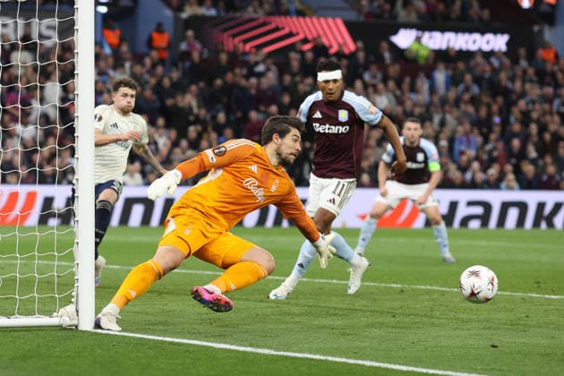 Aston Villa gegen Nottingham Forest 07. Mai 2026, Aston UEFA EUROPA League Halbfinale Rückspiel Aston Villa gegen Nottingham Forest Nottingham Forests Torhüter Stefan Ortega kommt nicht an den Ball und Ollie Watkins von Aston Villa wartet auf den Führungstreffer Foto Charlotte Wilson Abseits Aston UK  Copyright: xCharlottexWilsonx xOffsidexOffside