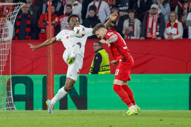 Jean Baptiste Gorby Sporting Braga, 29 and Lukas Kübler, Kubler SC Freiburg, 17 in duel , Germany, Football, UEFA Europa League, Semifinal, 2025 2026, SC Freiburg vs Sporting Braga, 07 05 2026, Freiburg im Breisgau Europa Park Stadion Germany Copyright: xGrantxHubbsx