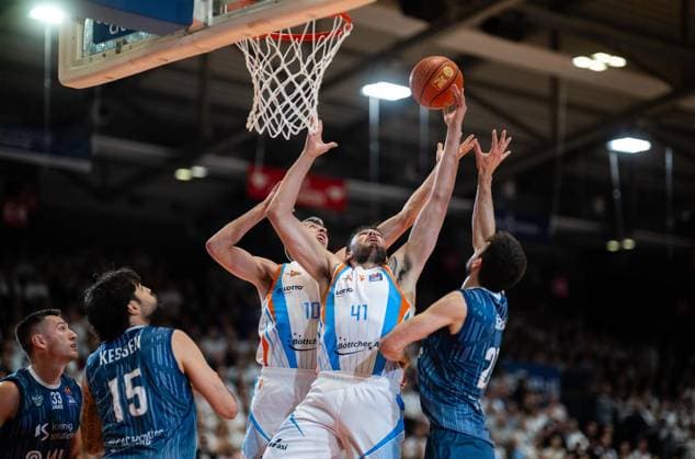 BASKETBALL EASYCREDIT BBL 33 GAME DAY SCIENCE CITY JENA MLP ACADEMICS HEIDELBERG FOR EDITORIAL PURPOSES ONLY p 07 05 2026 Jena Basketball easyCredit BBL 1 Basketball Bundesliga Season 2025 2026 33 Matchday Sparkassen Arena Science City Jena MLP Academics Heidelberg in the photo Joe Wieskamp 10 Science City Jena , Alexander James Herrera 41 Science City Jena in a duel with Marcel Keßen 15 MLP Academics Heidelberg and Mateo Seric 21 MLP Academics Heidelberg Germany Thueringen Jena Copyright SaschaxFromm Copyright: SaschaxFromm doc85qw59oufnd1agx7hvpx ,EDITORIAL USE ONLY Copyright: SaschaxFromm