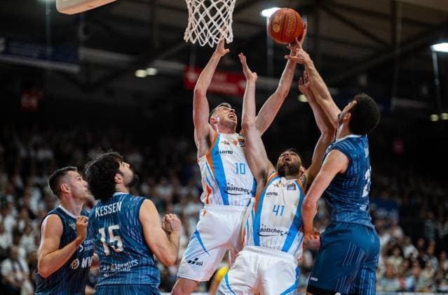 BASKETBALL EASYCREDIT BBL 33 GAME DAY SCIENCE CITY JENA MLP ACADEMICS HEIDELBERG FOR EDITORIAL PURPOSES ONLY p 07 05 2026 Jena Basketball easyCredit BBL 1 Basketball Bundesliga Season 2025 2026 33 Matchday Sparkassen Arena Science City Jena MLP Academics Heidelberg in the photo Joe Wieskamp 10 Science City Jena , Alexander James Herrera 41 Science City Jena in a duel with Marcel Keßen 15 MLP Academics Heidelberg and Mateo Seric 21 MLP Academics Heidelberg Germany Thueringen Jena Copyright SaschaxFromm Copyright: SaschaxFromm doc85qw59v16dlfpc6me1h ,EDITORIAL USE ONLY Copyright: SaschaxFromm