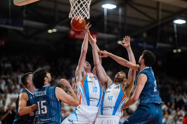 BASKETBALL EASYCREDIT BBL 33 GAME DAY SCIENCE CITY JENA MLP ACADEMICS HEIDELBERG FOR EDITORIAL PURPOSES ONLY p 07 05 2026 Jena Basketball easyCredit BBL 1 Basketball Bundesliga Season 2025 2026 33 Matchday Sparkassen Arena Science City Jena MLP Academics Heidelberg in the photo Joe Wieskamp 10 Science City Jena , Alexander James Herrera 41 Science City Jena in a duel with Marcel Keßen 15 MLP Academics Heidelberg Germany Thueringen Jena Copyright SaschaxFromm Copyright: SaschaxFromm doc85qw5bhaeqpe0nnkviy ,EDITORIAL USE ONLY Copyright: SaschaxFromm