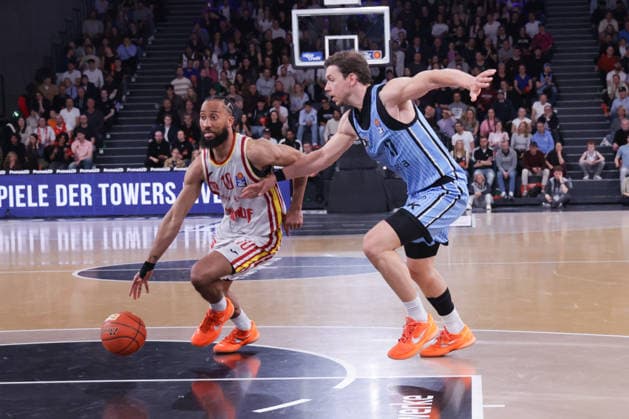 2026 05 07 xfsx GER,Hamburg,1 Basketballl Bundesliga, easyCredit BBL,Veolia Towers Hamburg vs Fitness First Wuerzburg Baskets, in the Inselpark Arena , v l Davion Mintz Wuerzburg Baskets ,10 , Jan Niklas Wimberg Veolia Towers Hamburg ,17 Copyright: HMBxMedia FernandoxSoares
