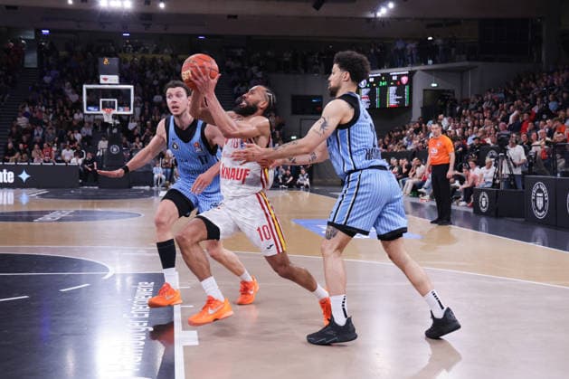 2026 05 07 xfsx GER,Hamburg,1 Basketballl Bundesliga, easyCredit BBL,Veolia Towers Hamburg vs Fitness First Wuerzburg Baskets, in the Inselpark Arena , f l Jan Niklas Wimberg Veolia Towers Hamburg ,17 , Davion Mintz Wuerzburg Baskets ,10 ,Devon Daniels Veolia Towers Hamburg ,21 Copyright: HMBxMedia FernandoxSoares