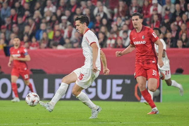 Paulo Oliveira Sporting Braga, 15 plays the ball in front of Igor Matanovic SC Freiburg, 31 GER, SC Freiburg Sporting Braga, football, Europa League, semi-final, 2025 2026 season, 07 05 2026 GER, SC Freiburg Sporting Braga, football, Europa League, semi-final, 2025 2026 season, 07 05 2026 Freiburg Copyright: xEibner-Pressefoto ThomasxHessx EP_THS