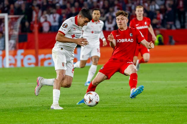 Victor Gomez Sporting Braga, 02 and Philipp Treu SC Freiburg, 29 fighting for the ball , Germany, Football, UEFA Europa League, semi-final, 2025 2026, SC Freiburg vs Sporting Braga, 07 05 2026, Freiburg im Breisgau Europa Park Stadium Germany Copyright: xGrantxHubbsx