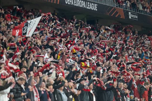 Cheering Freiburg fans, fan scarves, SC Freiburg vs Sporting Braga, football, Europa League 2025 2026, semi-final, 07 05 2026 Freiburg Baden Wuerttemberg Germany Copyright: xkolbert-press MarkusxVerwimpx