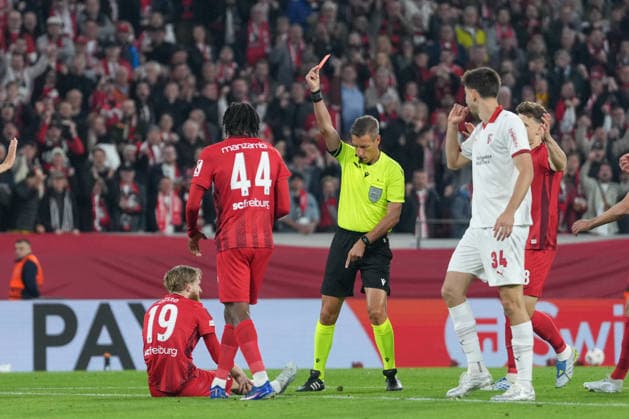 Mario Dorgeles Mario Dorgeles SC Braga, 20 gets red card from Davide Massa Referee , Germany, Football, UEFA Europa League, semi-final, second leg, 2025 2026, SC Freiburg vs SC Braga, 07 05 2026, Europa Park Stadion, Freiburg Freiburg Europa Park Stadion Baden Württemberg Germany Copyright: xArnexAmbergx