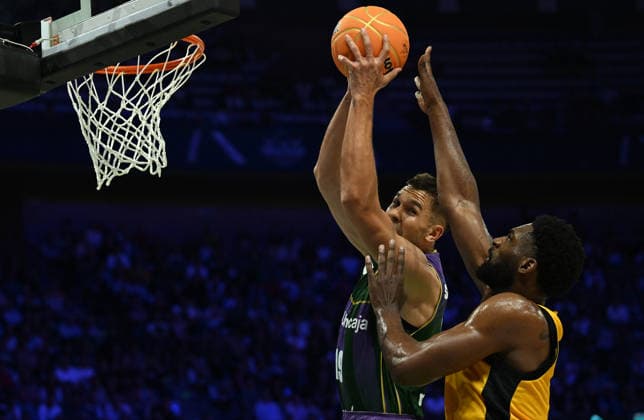 Unicaja v AEK BC - Basketball Champions League BADALONA, SPAIN - MAY 7: Unicaja player Emir Sulejmanovic (L) and AEK BC player Keyshawn Feazell (R) in action during the Basketball Champions League Final Four semi-final match at Palau Municipal d Esports de Badalona in Badalona, Spain, on May 7, 2026. Burak Akbulut Anadolu Badalona Spain. Editorial use only. Please get in touch for any other usage.  Copyright: x2026xAnadoluxBurakxAkbulutx
