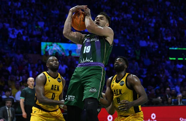 Unicaja v AEK BC - Basketball Champions League BADALONA, SPAIN - MAY 7: Unicaja player Emir Sulejmanovic (C) and AEK BC player Keyshawn Feazell (R) in action during the Basketball Champions League Final Four semi-final match at Palau Municipal d Esports de Badalona in Badalona, Spain, on May 7, 2026. Burak Akbulut Anadolu Badalona Spain. Editorial use only. Please get in touch for any other usage.  Copyright: x2026xAnadoluxBurakxAkbulutx