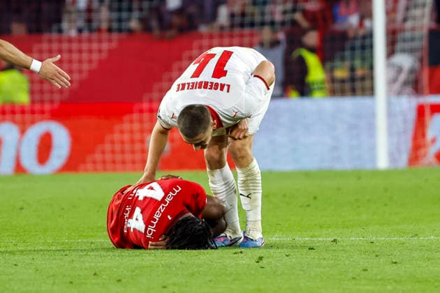 Johan Manzambi SC Freiburg, 44 injured on the ground , Germany, Football, UEFA Europa League, semi-final, 2025 2026, SC Freiburg vs Sporting Braga, 07 05 2026, Freiburg im Breisgau Europa Park Stadium Germany Copyright: xGrantxHubbsx