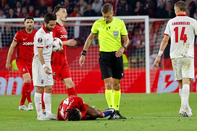 Johan Manzambi SC Freiburg, 44 injured on the ground , Germany, Football, UEFA Europa League, semi-final, 2025 2026, SC Freiburg vs Sporting Braga, 07 05 2026, Freiburg im Breisgau Europa Park Stadium Germany Copyright: xGrantxHubbsx