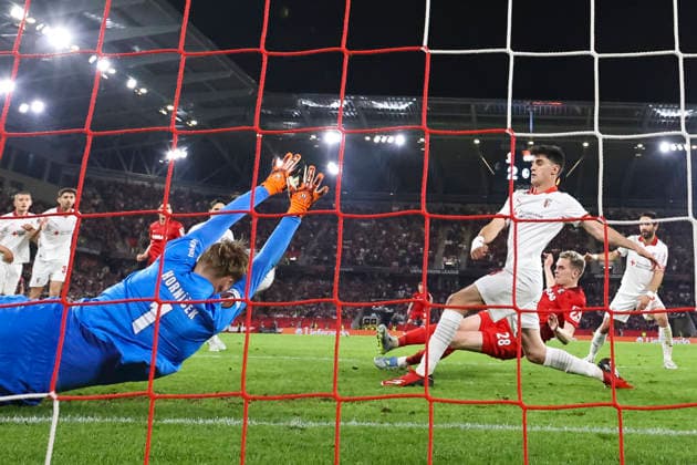 Lukas Hornicek Sporting Braga, 01 holds the ball from Matthias Ginter SC Freiburg, 28 , Germany, Football, UEFA Europa League, Semifinal, 2025 2026, SC Freiburg vs Sporting Braga, 07 05 2026, Freiburg im Breisgau Europa Park Stadion Germany Copyright: xGrantxHubbsx