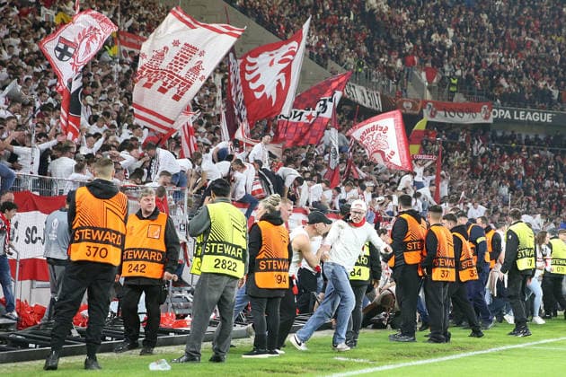 07 05 2026, xrekx, Football UEFA Europa League, SC Freiburg Sporting Braga v l Platzsturm Freiburg Fans ,Stimmung, Schals, Ultras, Zuschauer, Besucher, Choreo, Choreografie, atmosphere, scarves, spectators, visitors Bande wurde umgeschmiessen DFL DFB REGULATIONS PROHIBIT ANY USE OF PHOTOGRAPHS as IMAGE SEQUENCES and or QUASI VIDEO Freiburg
