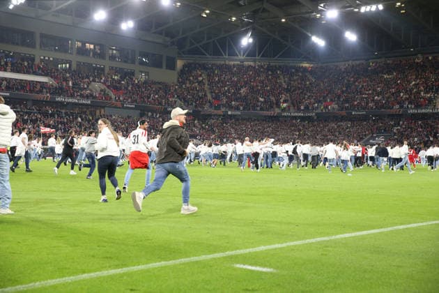 07 05 2026, xrekx, Football UEFA Europa League, SC Freiburg Sporting Braga v l Platzsturm Freiburg Fans ,Atmosphere, Scarves, Ultras, Spectators, Visitors, Choreo, Choreography, atmosphere, scarves, spectators, visitors DFL DFB REGULATIONS PROHIBIT ANY USE OF PHOTOGRAPHS as IMAGE SEQUENCES and or QUASI VIDEO Freiburg