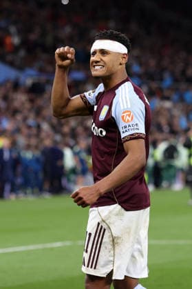 Aston Villa gegen Nottingham Forest 07. Mai 2026, Aston UEFA EUROPA League Halbfinale Rückspiel Aston Villa gegen Nottingham Forest Ollie Watkins von Aston Villa jubelt nach dem Spiel auf dem Spielfeld Foto Charlotte Wilson Abseits Aston UK  Copyright: xCharlottexWilsonx xOffsidexOffside