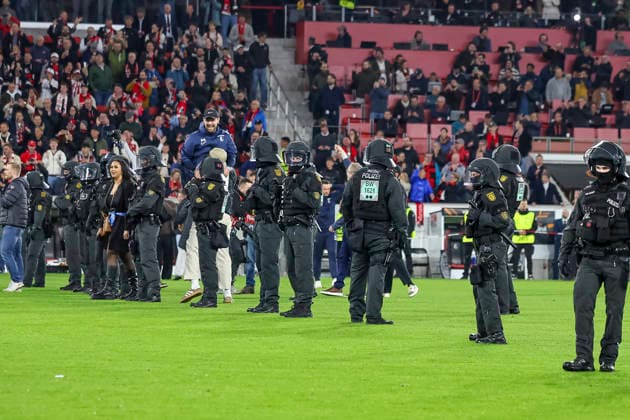 Police action on the field , Germany, Football, UEFA Europa League, Semi-final, 2025 2026, SC Freiburg vs Sporting Braga, 07 05 2026, Freiburg im Breisgau Europa Park Stadium Germany Copyright: xGrantxHubbsx