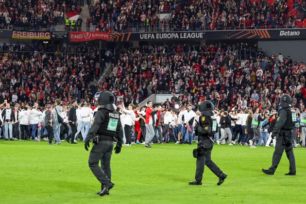 Police action on the field , Germany, Football, UEFA Europa League, Semi-final, 2025 2026, SC Freiburg vs Sporting Braga, 07 05 2026, Freiburg im Breisgau Europa Park Stadium Germany Copyright: xGrantxHubbsx