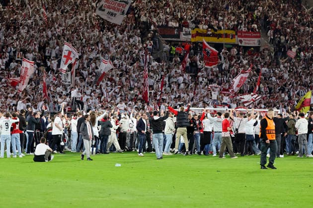 Fans of SC Freiburg on the field , Germany, Football, UEFA Europa League, semi-final, 2025 2026, SC Freiburg vs Sporting Braga, 07 05 2026, Freiburg im Breisgau Europa Park Stadium Germany Copyright: xGrantxHubbsx