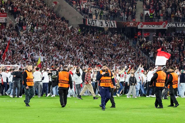 Fans of SC Freiburg on the field , Germany, Football, UEFA Europa League, semi-final, 2025 2026, SC Freiburg vs Sporting Braga, 07 05 2026, Freiburg im Breisgau Europa Park Stadium Germany Copyright: xGrantxHubbsx