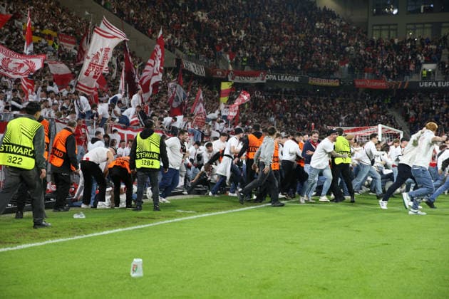 07 05 2026, xrekx, Football UEFA Europa League, SC Freiburg Sporting Braga v l Platzsturm Freiburg Fans ,Atmosphere, Scarves, Ultras, Spectators, Visitors, Choreo, Choreography, atmosphere, scarves, spectators, visitors DFL DFB REGULATIONS PROHIBIT ANY USE OF PHOTOGRAPHS as IMAGE SEQUENCES and or QUASI VIDEO Freiburg