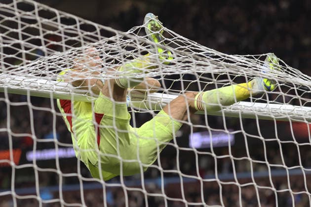 Aston Villa gegen Nottingham Forest 07. Mai 2026, Aston UEFA EUROPA League Halbfinale Rückspiel Aston Villa gegen Nottingham Forest Aston Villa Torhüter Emiliano Martinez klettert auf die Latte und feiert Foto Charlotte Wilson Abseits Aston UK  Copyright: xCharlottexWilsonx xOffsidexOffside