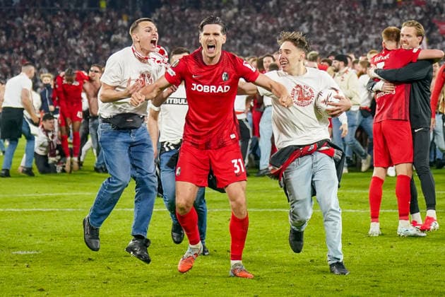 Germany Football Europa League 2025 2026, semi-final SC Freiburg vs Sporting Braga Europa Park Stadion Freiburg Igor Matanovic SC Freiburg, 31 with fans, joy, emotions, cheering, facial expression, facial expression, emotion, gesture, gesture, emotion, final, victory, police, storming the pitch Copyright: xJOERANxSTEINSIEKx