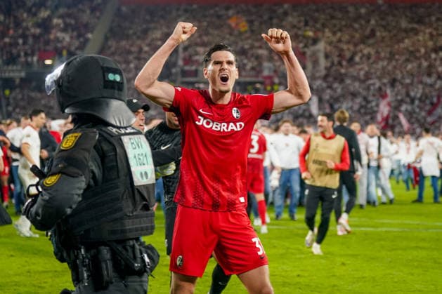 Germany Football Europa League 2025 2026, semi-final SC Freiburg vs Sporting Braga Europa Park Stadion Freiburg Igor Matanovic SC Freiburg, 31 with fans, joy, emotions, cheering, facial expression, facial expression, emotion, gesture, gesture, emotion, final, victory, police, storming the pitch Copyright: xJOERANxSTEINSIEKx