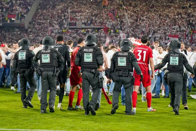 Germany Football Europa League 2025 2026, semi-final SC Freiburg vs Sporting Braga Europa Park Stadion Freiburg Igor Matanovic SC Freiburg, 31 with fans, joy, emotions, cheering, facial expression, facial expression, emotion, gesture, gesture, emotion, final, victory, police, storming the pitch Copyright: xJOERANxSTEINSIEKx