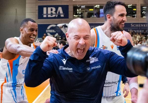 BASKETBALL EASYCREDIT BBL 33 GAME DAY SCIENCE CITY JENA MLP ACADEMICS HEIDELBERG FOR EDITORIAL PURPOSES ONLY p 07 05 2026 Jena Basketball easyCredit BBL 1 Basketball Bundesliga Season 2025 2026 33 Matchday Sparkassen Arena Science City Jena MLP Academics Heidelberg in the photo Huge cheers from Head Coach Mike Taylor Science City Jena and the team after the win against Heidelberg Germany Thuringia Jena Copyright SaschaxFromm Copyright: SaschaxFromm doc85qxdhnqxugd1x52e3c ,EDITORIAL USE ONLY Copyright: SaschaxFromm
