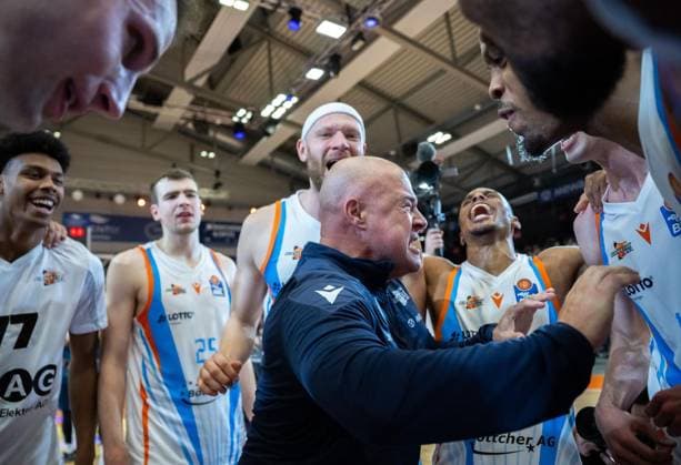 BASKETBALL EASYCREDIT BBL 33 GAME DAY SCIENCE CITY JENA MLP ACADEMICS HEIDELBERG FOR EDITORIAL PURPOSES ONLY p 07 05 2026 Jena Basketball easyCredit BBL 1 Basketball Bundesliga Season 2025 2026 33 Matchday Sparkassen Arena Science City Jena MLP Academics Heidelberg in the photo Huge cheers from Head Coach Mike Taylor Science City Jena and the team after the win against Heidelberg Germany Thuringia Jena Copyright SaschaxFromm Copyright: SaschaxFromm doc85qxdhwfq3d14602uhmk ,EDITORIAL USE ONLY Copyright: SaschaxFromm