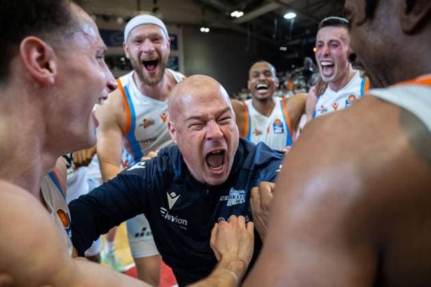 BASKETBALL EASYCREDIT BBL 33 GAME DAY SCIENCE CITY JENA MLP ACADEMICS HEIDELBERG FOR EDITORIAL PURPOSES ONLY p 07 05 2026 Jena Basketball easyCredit BBL 1 Basketball Bundesliga Season 2025 2026 33 Matchday Sparkassen Arena Science City Jena MLP Academics Heidelberg in the photo Huge cheers from Head Coach Mike Taylor Science City Jena and the team after the win against Heidelberg Germany Thuringia Jena Copyright SaschaxFromm Copyright: SaschaxFromm doc85qxdk055fb1f9lndvlf ,EDITORIAL USE ONLY Copyright: SaschaxFromm