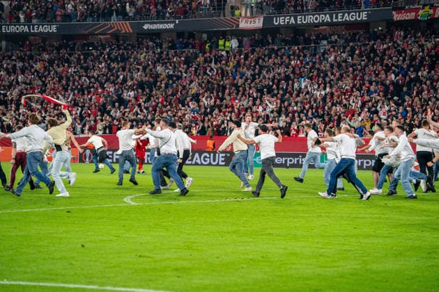 07 05 2026, xdaymx, Football UEFA Europa League, SC Freiburg Sporting Braga, Storming the pitch after the final whistle by Freiburg fans DFL DFB REGULATIONS PROHIBIT ANY USE OF PHOTOGRAPHS as IMAGE SEQUENCES and or QUASI VIDEO Freiburg