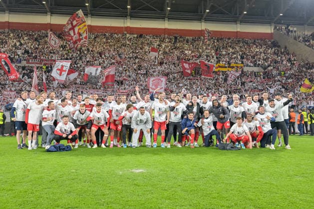 Team SC Freibrurg celebrates with the fans the entry into the final of the Uefa Europa League GER, SC Freiburg Sporting Braga, Football, Europa League, Semi-final, Season 2025 2026, 07 05 2026 GER, SC Freiburg Sporting Braga, Football, Europa League, Semi-final, Season 2025 2026, 07 05 2026 Freiburg Copyright: xEibner-Pressefoto ThomasxHessx EP_THS