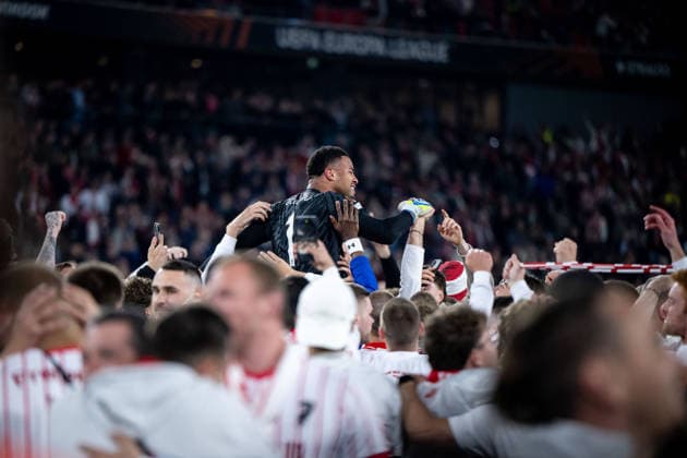 GER, Europa League, semi-final, SC Freiburg vs Sporting Braga 07 05 2026, Europa Park Stadion, Freiburg, GER, Europa League, semi-final, SC Freiburg vs Sporting Braga, in the picture Noah Atubolu SC Freiburg, 01 and fans cheer about the 3 1 victory and entry into the final, fans storm the pitch, nordphotoxGmbHx xMemmler nph00005