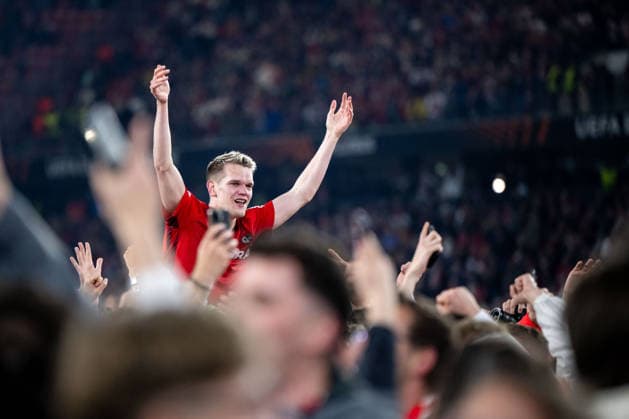 GER, Europa League, semi-final, SC Freiburg vs Sporting Braga 07 05 2026, Europa Park Stadion, Freiburg, GER, Europa League, semi-final, SC Freiburg vs Sporting Braga, in the picture Matthias Ginter SC Freiburg, 28 and fans cheer about the 3 1 victory and entry into the final, fans storm the pitch, nordphotoxGmbHx xMemmler nph00005