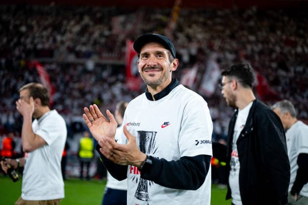 GER, Europa League, semi-final, SC Freiburg vs Sporting Braga 07 05 2026, Europa Park Stadion, Freiburg, GER, Europa League, semi-final, SC Freiburg vs Sporting Braga, in the picture Julian Schuster SC Freiburg, coach and team cheer about the 3 1 victory and entry into the final and are celebrated by the fans, nordphotoxGmbHx xMemmler nph00005