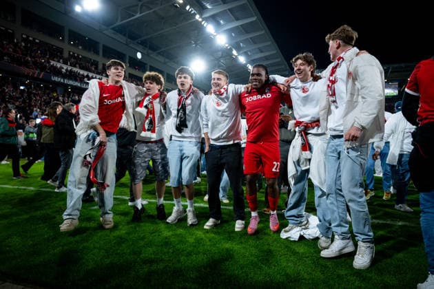 GER, Europa League, semi-final, SC Freiburg vs Sporting Braga 07 05 2026, Europa Park Stadion, Freiburg, GER, Europa League, semi-final, SC Freiburg vs Sporting Braga, in the picture fans with Cyriaque Irie SC Freiburg, 22 cheer about the 3 1 victory and entry into the final, fans storm the pitch nordphotoxGmbHx xMemmler nph00005