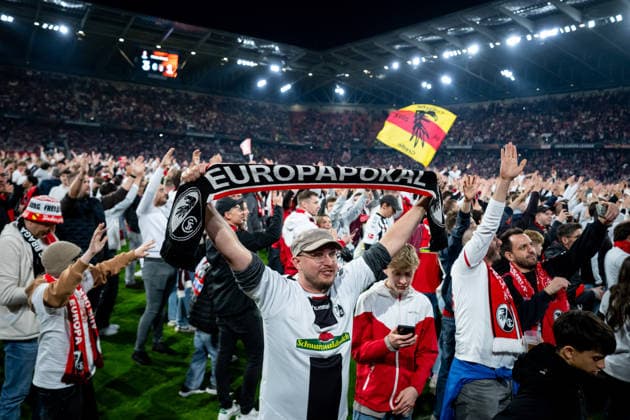 GER, Europa League, semi-final, SC Freiburg vs Sporting Braga 07 05 2026, Europa Park Stadion, Freiburg, GER, Europa League, semi-final, SC Freiburg vs Sporting Braga, in the picture fans with European Cup scarf cheer about the 3 1 victory and entry into the final, fans storm the pitch nordphotoxGmbHx xMemmler nph00005