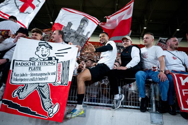 GER, Europa League, semi-final, SC Freiburg vs Sporting Braga 07 05 2026, Europa Park Stadion, Freiburg, GER, Europa League, semi-final, SC Freiburg vs Sporting Braga, in the picture Noah Atubolu SC Freiburg, 01 cheers about the 3 1 victory and entry into the final and celebrates with the fans Ultras in the stands, next to it banner Badische Zeitung BZ Pleite, nordphotoxGmbHx xMemmler nph00005